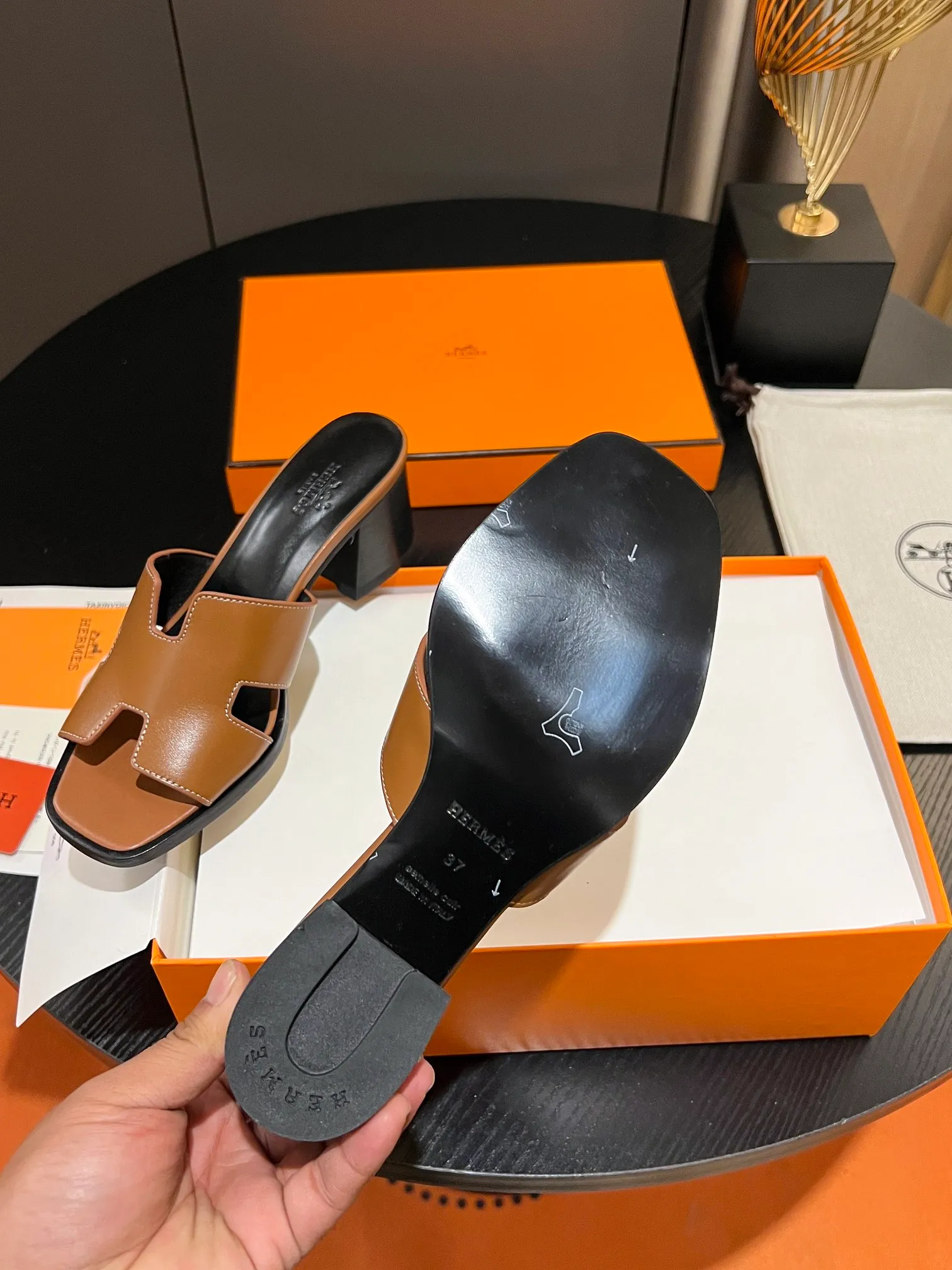 👟👟Ex-factory price 560👟👟 💋HERMES, thick heel series H slides, great looking on the feet! Original replica, synchronized at the counter. Upper material: advanced custom-made first-layer palm-print cowhide, inner padding sheepskin, and Italian genuine leather outsole. Multiple color options! Code number: 34-43 (34 41 42 43 is not returnable or exchangeable if customized)
